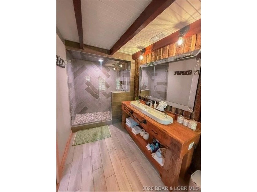 This log cabin dates back to the 1890, is beautiful remodeled - photo 14