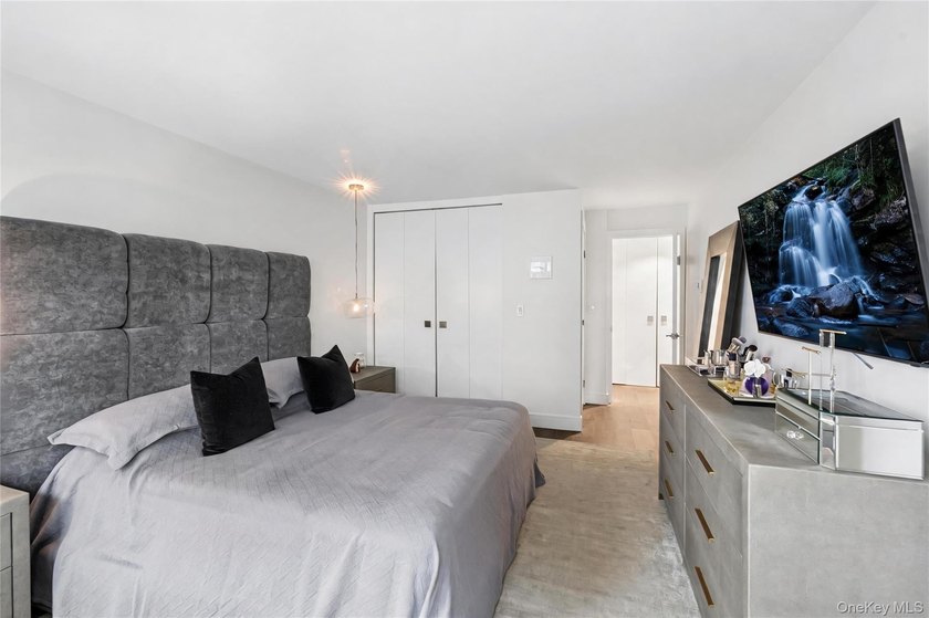 Beautifully Renovated Deluxe One-Bedroom with Oversized Balcony - photo 14