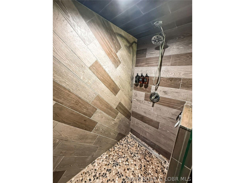 This log cabin dates back to the 1890, is beautiful remodeled - photo 15