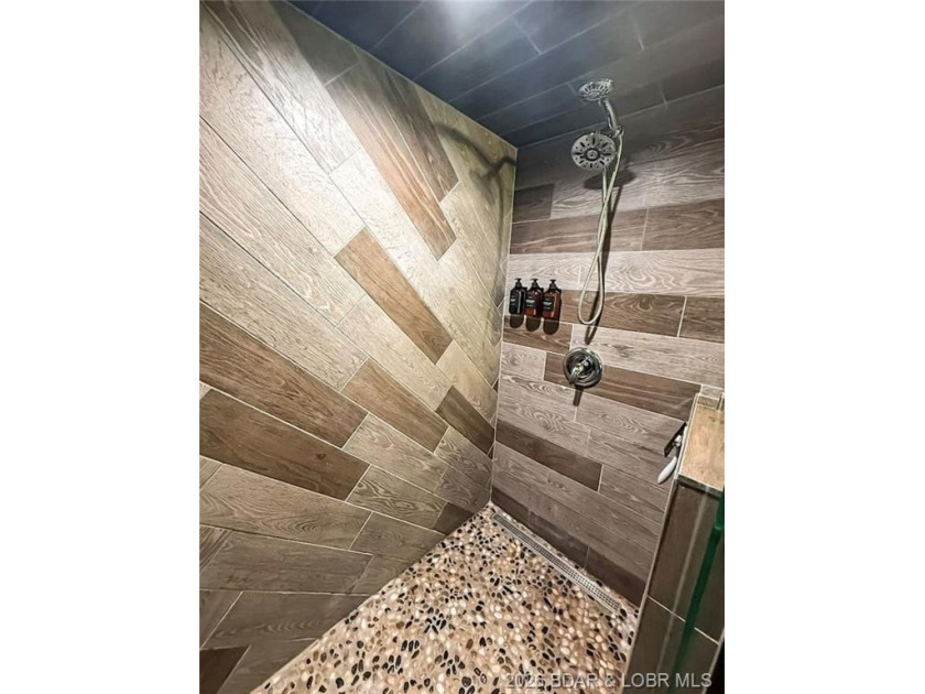 This log cabin dates back to the 1890, is beautiful remodeled - photo 15