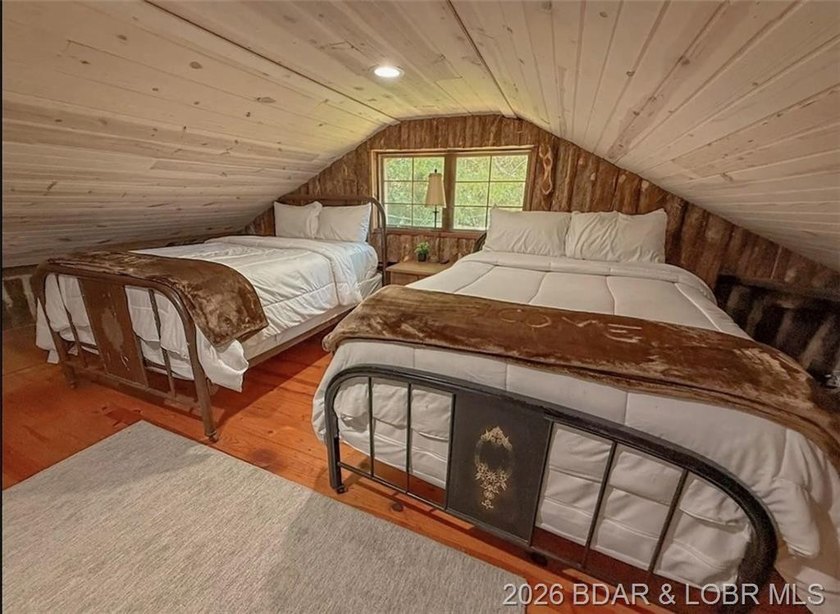 This log cabin dates back to the 1890, is beautiful remodeled - photo 17