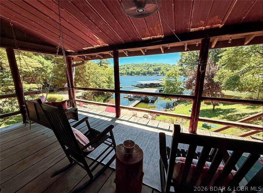 This log cabin dates back to the 1890, is beautiful remodeled - photo 23