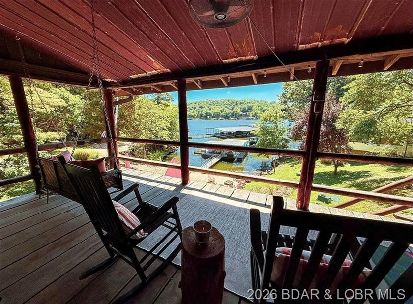 This log cabin dates back to the 1890, is beautiful remodeled - photo 23