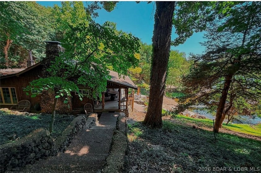 This log cabin dates back to the 1890, is beautiful remodeled - photo 32