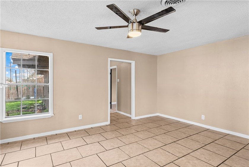Experience the perfect blend of classic style and modern comfort - photo 19