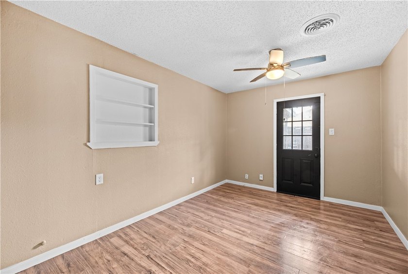 Experience the perfect blend of classic style and modern comfort - photo 21