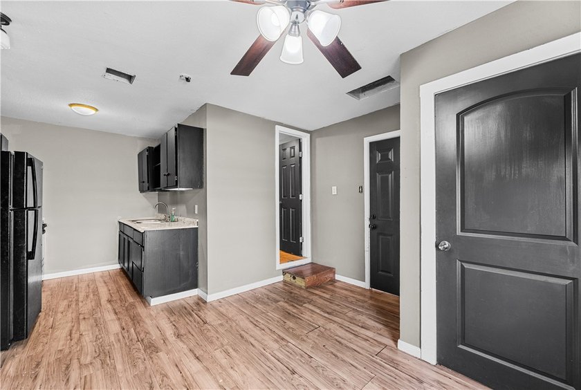 Experience the perfect blend of classic style and modern comfort - photo 31
