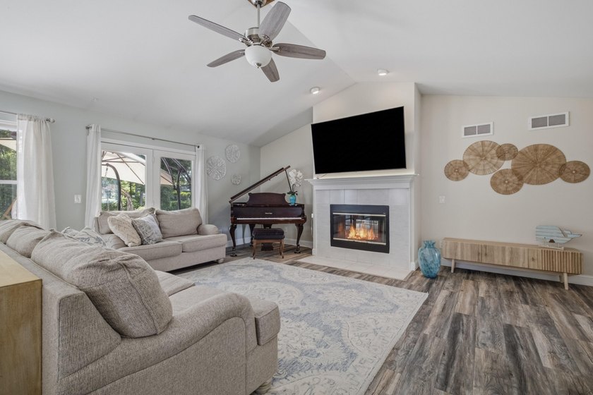 Perfectly positioned a mile from downtown Lake Geneva, this home - photo 4