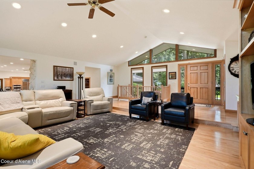 GOLF COURSE LIVING ON THE 5TH FAIRWAY AT AVONDALE. Beautifully - photo 11