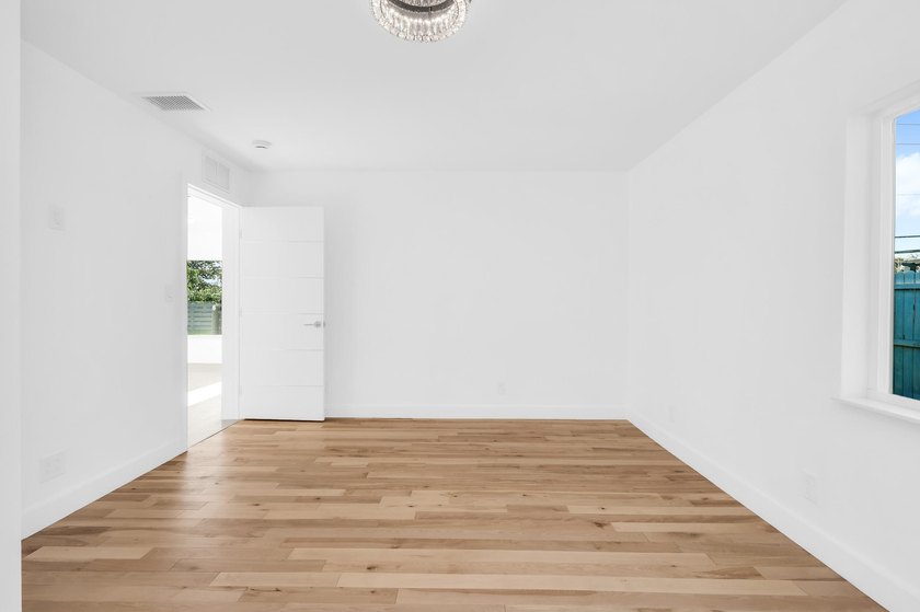 Million-dollar view on an exquisite home featuring 4 en-suite - photo 11