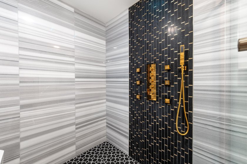 Million-dollar view on an exquisite home featuring 4 en-suite - photo 14