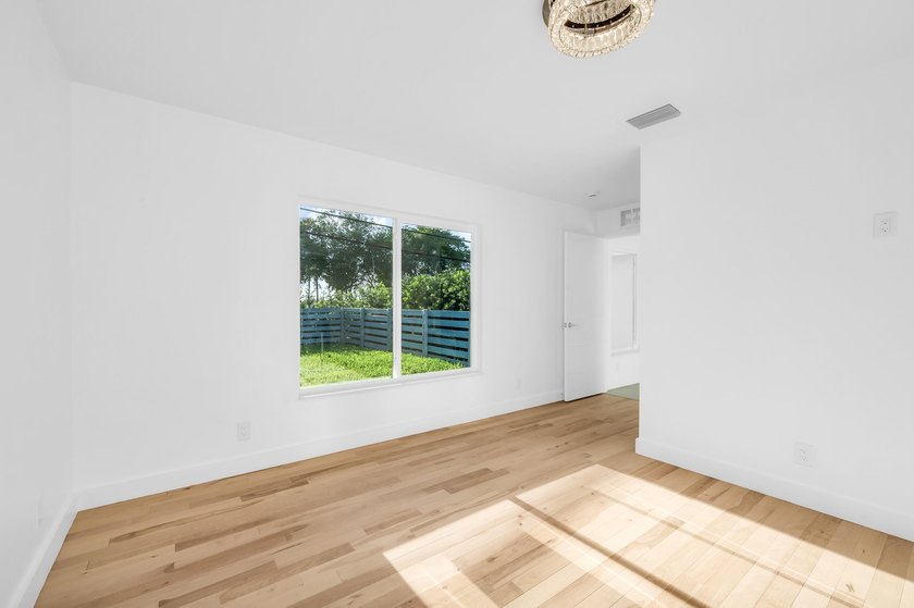 Million-dollar view on an exquisite home featuring 4 en-suite - photo 20