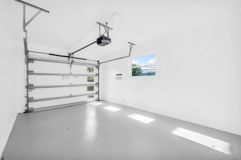 Million-dollar view on an exquisite home featuring 4 en-suite - photo 34