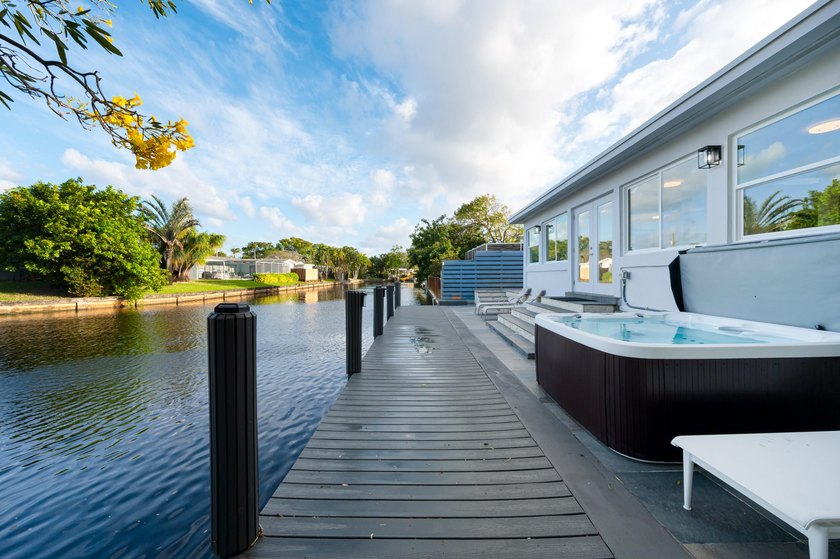 Million-dollar view on an exquisite home featuring 4 en-suite - photo 35
