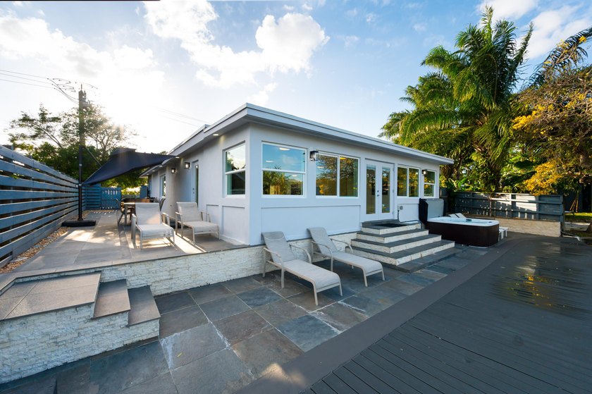Million-dollar view on an exquisite home featuring 4 en-suite - photo 46