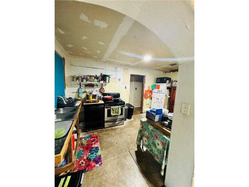 Great investment opportunity! This 3-bedroom, 1.5-bath home is - photo 5