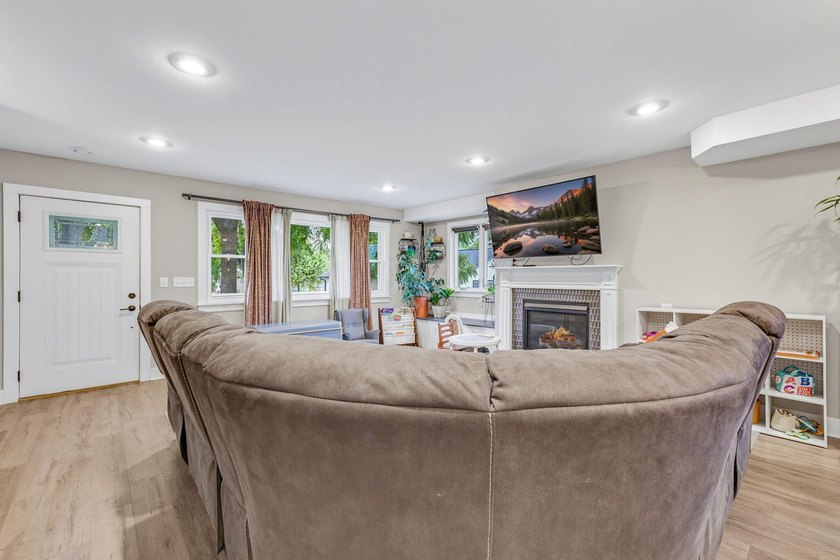 Exceptional 3BR, 2.5BA home built in 2020, offering the perfect - photo 9