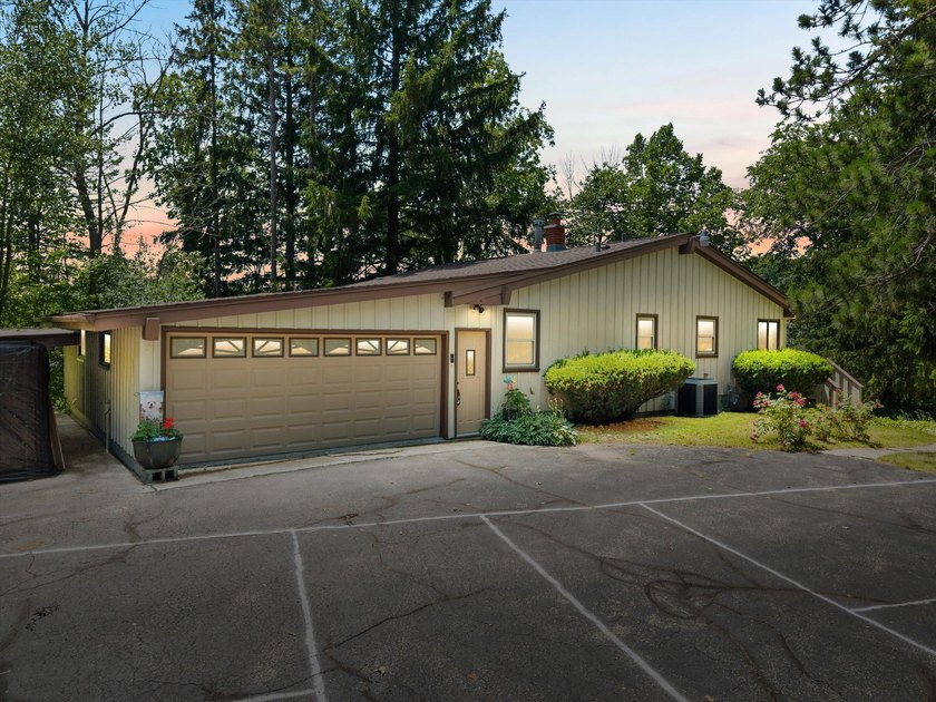 Unique property tucked away on a private wooded lot in a quiet - photo 3