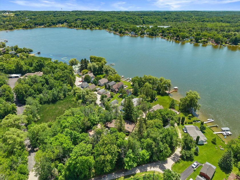 Unique property tucked away on a private wooded lot in a quiet - photo 7