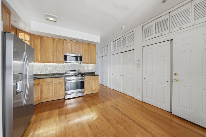 Move right into this lovely renovated two-family townhouse - photo 2