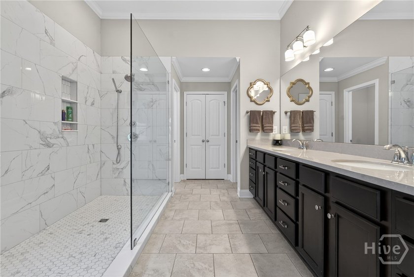 Welcome to the courtyard at Rowan Oak, a luxury gated community - photo 36