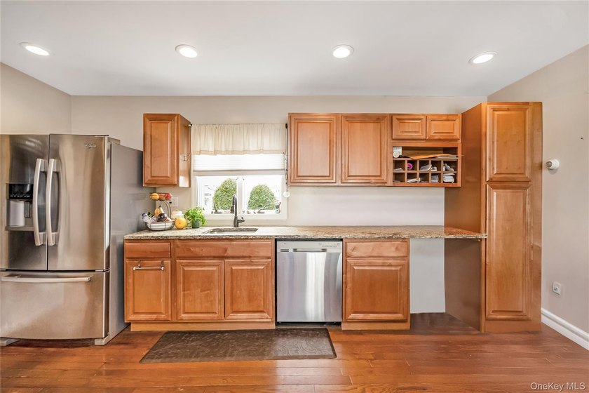 Amityville South. Raised after Sandy! All Renovated 3Bedroom, 2 - photo 8
