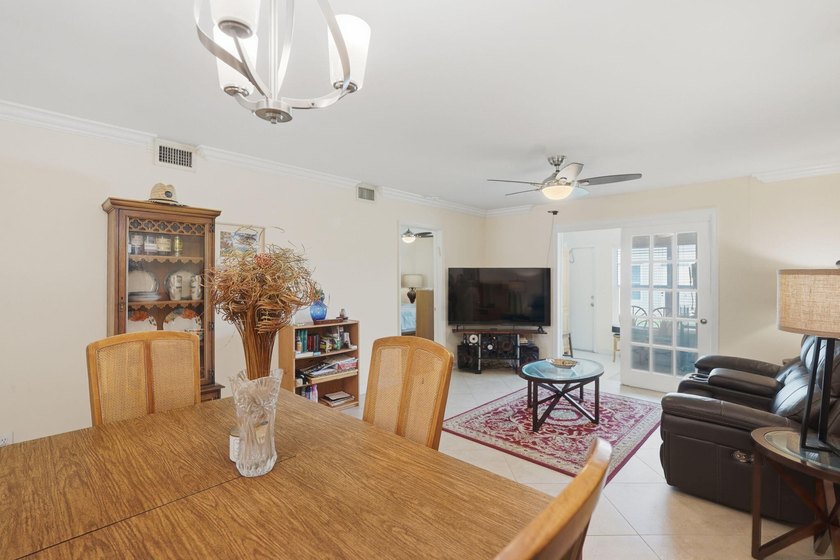 Light, bright &amp; beautifully updated 2/2 villa in the desirable - photo 11