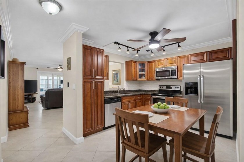 Light, bright &amp; beautifully updated 2/2 villa in the desirable - photo 14