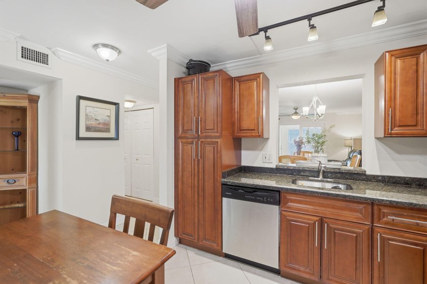 Light, bright &amp; beautifully updated 2/2 villa in the desirable - photo 15