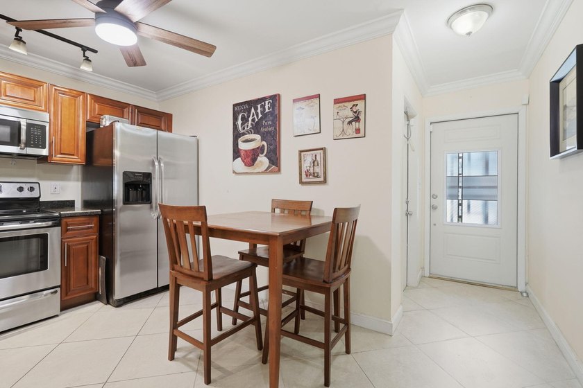 Light, bright &amp; beautifully updated 2/2 villa in the desirable - photo 16
