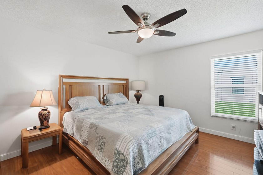 Light, bright &amp; beautifully updated 2/2 villa in the desirable - photo 19