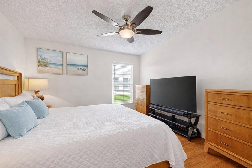 Light, bright &amp; beautifully updated 2/2 villa in the desirable - photo 20