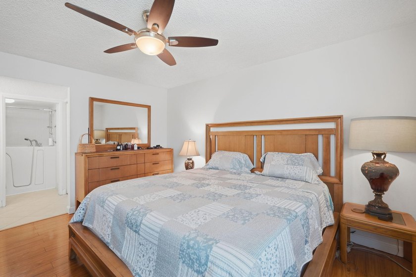 Light, bright &amp; beautifully updated 2/2 villa in the desirable - photo 22