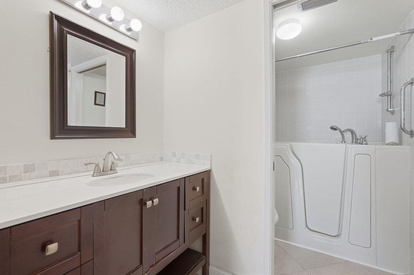 Light, bright &amp; beautifully updated 2/2 villa in the desirable - photo 24
