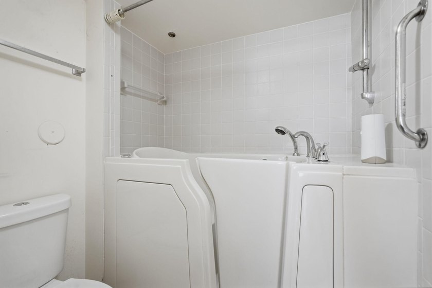 Light, bright &amp; beautifully updated 2/2 villa in the desirable - photo 25