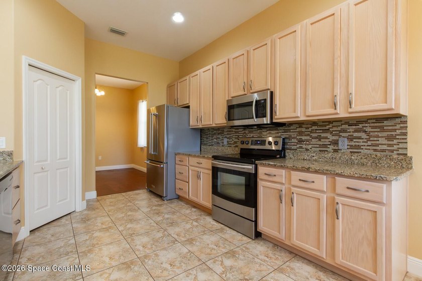 Beautifully upgraded 3BR/2BA home with 1,725 living sq ft (2,500 - photo 8
