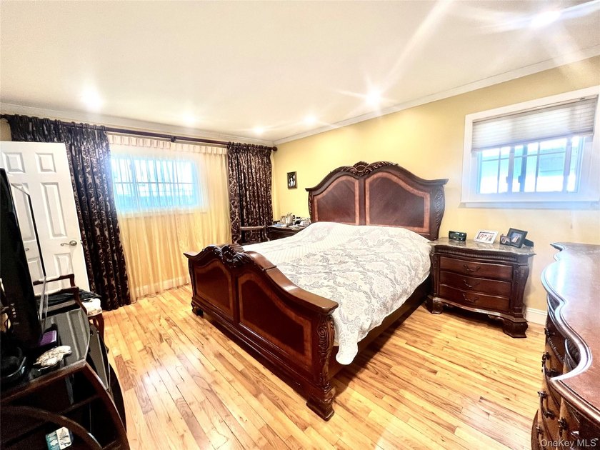 Fully updated Hi-Ranch with 4 bedrooms and 3 full bathrooms - photo 7