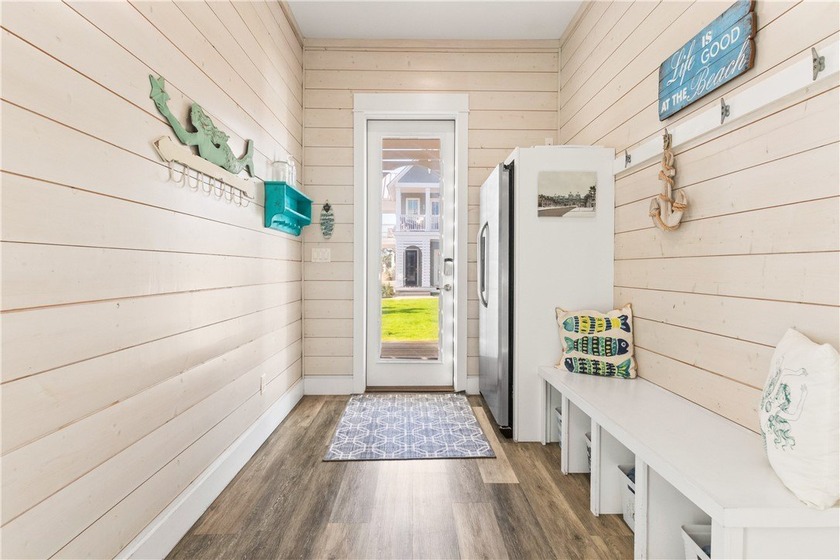 Welcome to this beautifully designed Fireside Park Cottage in - photo 3