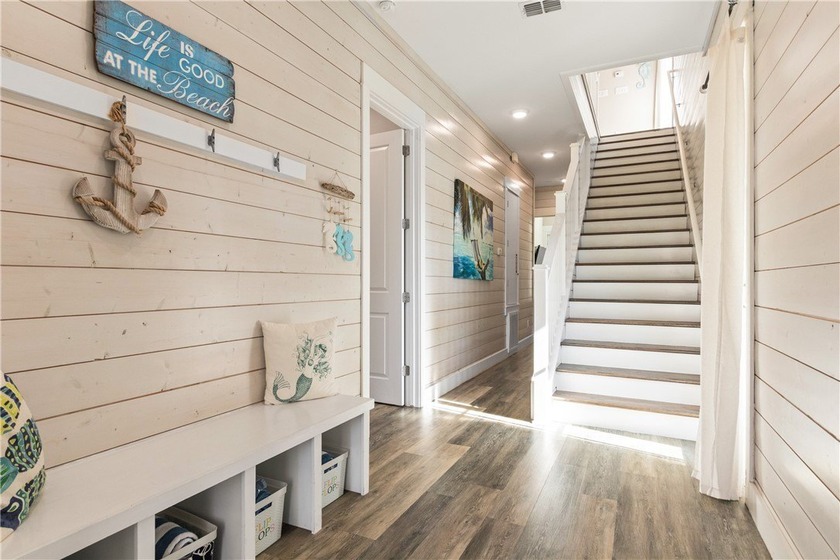 Welcome to this beautifully designed Fireside Park Cottage in - photo 4