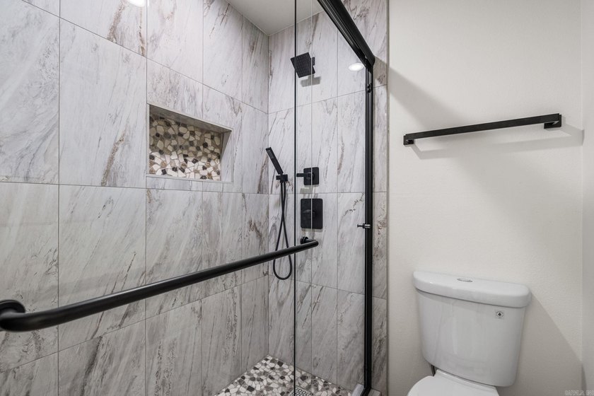 Beautifully remodeled 3 bedroom, 2 bathroom home offering 1,571 - photo 14