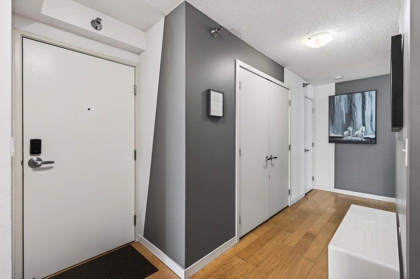 Beautiful and well-maintained condo in an incredible location - photo 4