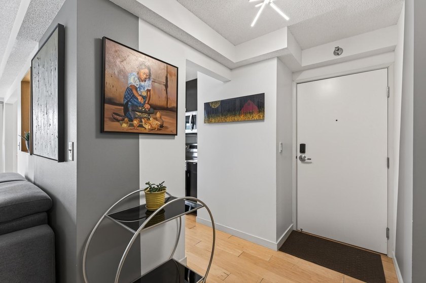 Beautiful and well-maintained condo in an incredible location - photo 5