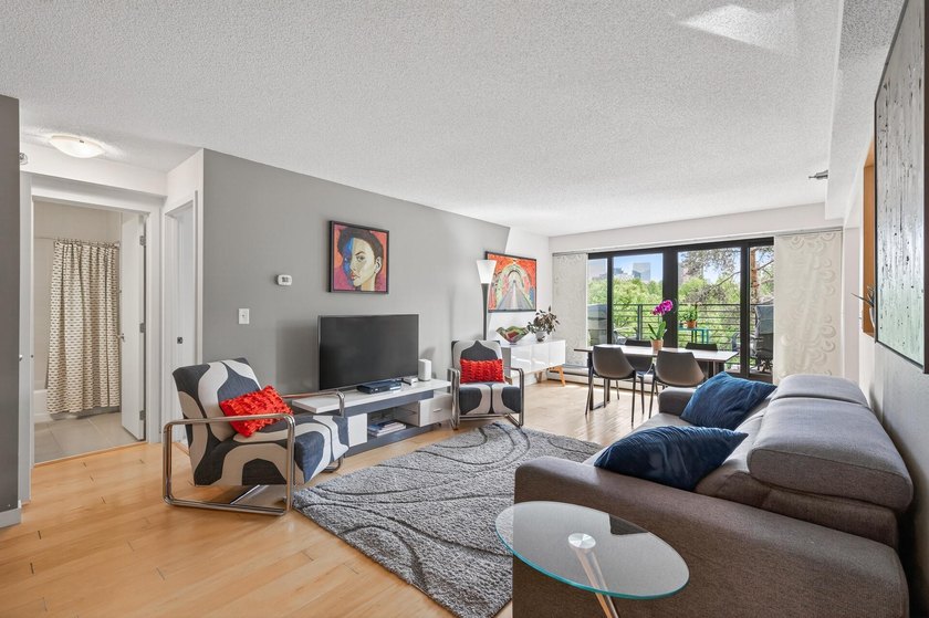 Beautiful and well-maintained condo in an incredible location - photo 7