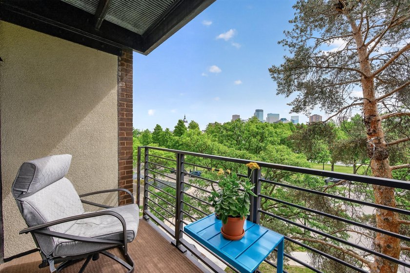 Beautiful and well-maintained condo in an incredible location - photo 9