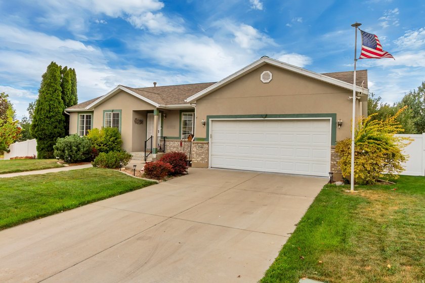 This beautiful well-maintained home features a primary suite - photo 2