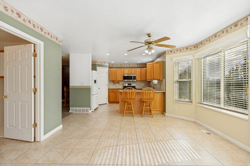 This beautiful well-maintained home features a primary suite - photo 7