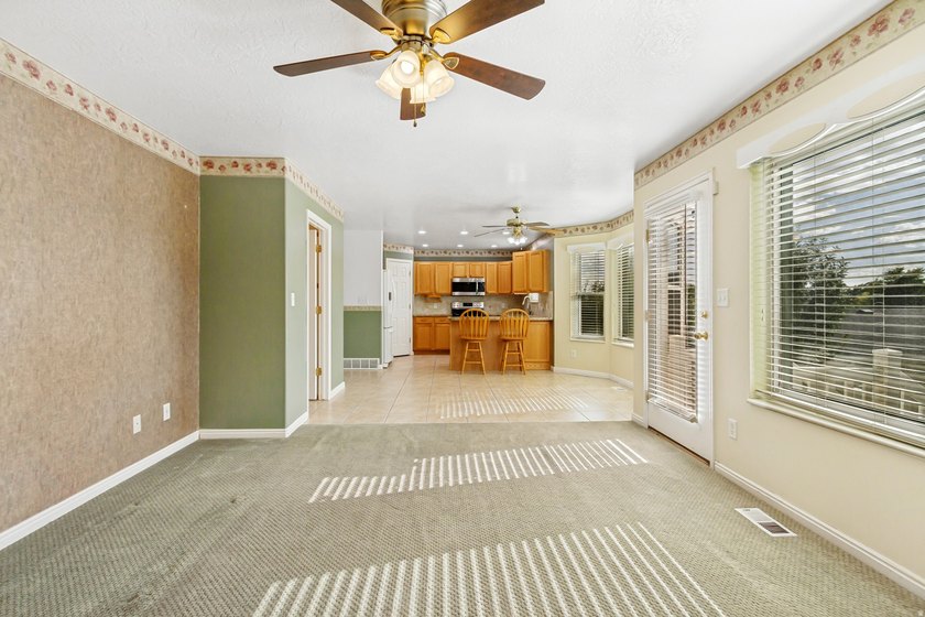 This beautiful well-maintained home features a primary suite - photo 8