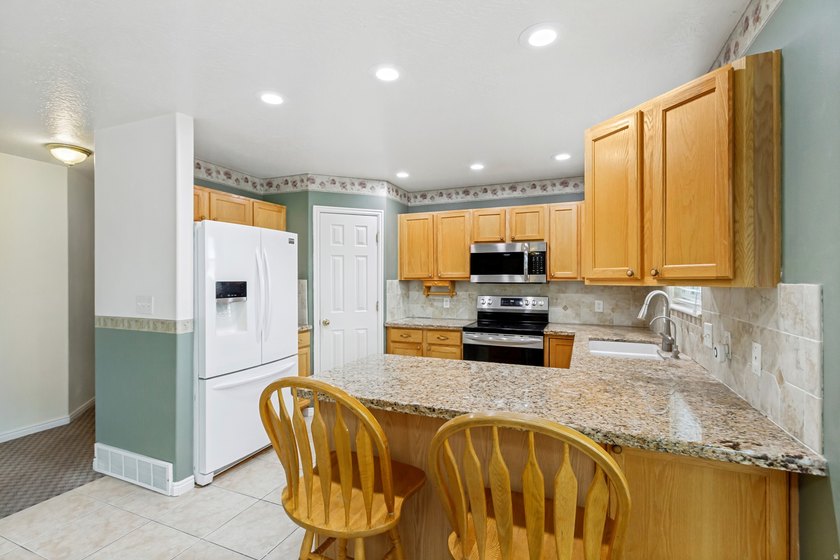This beautiful well-maintained home features a primary suite - photo 10