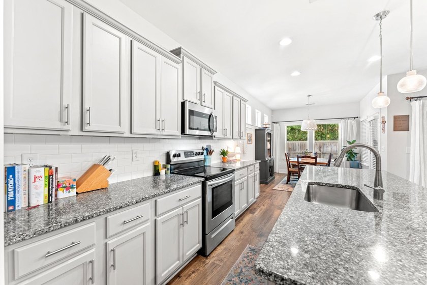 Welcome to this beautifully maintained 3 Bedroom and 2 Bath home - photo 11