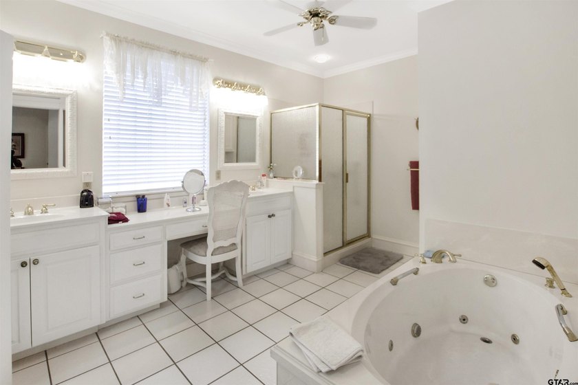 Welcome to this impressive 3-bedroom, 2.5-bath home with a 2-car - photo 33